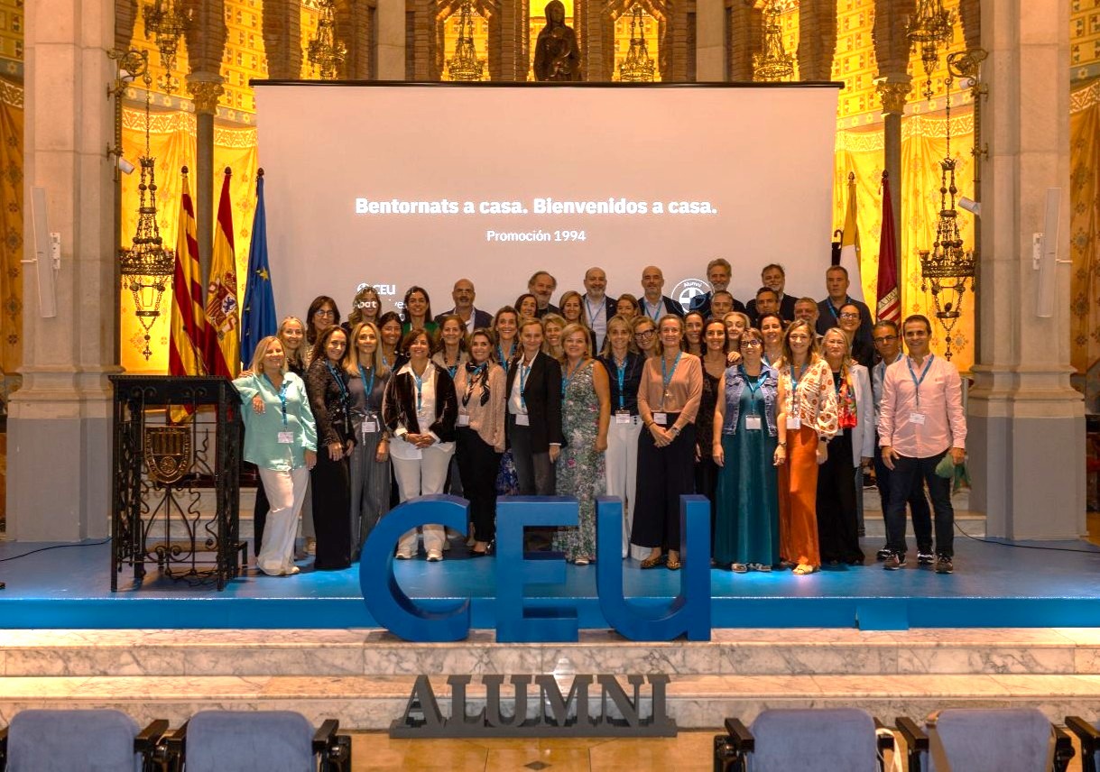 Treinta años después, los primeros graduados en Económicas vuelven a la Universitat